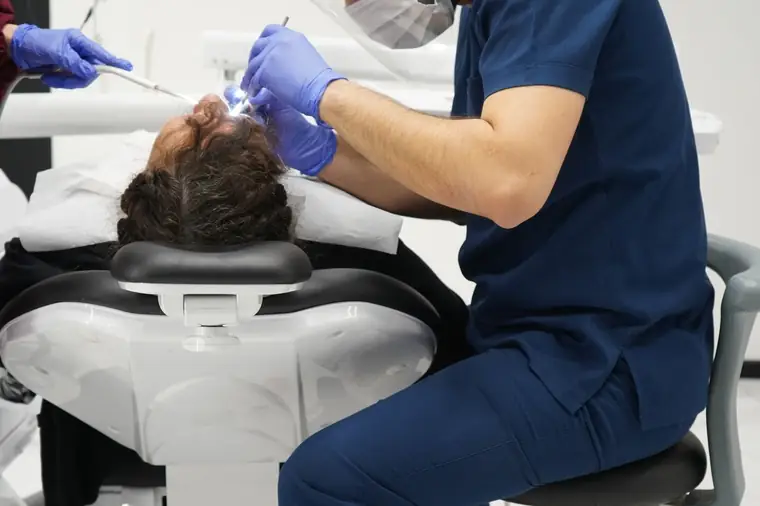Consultório odontológico equipado para procedimentos de prótese
